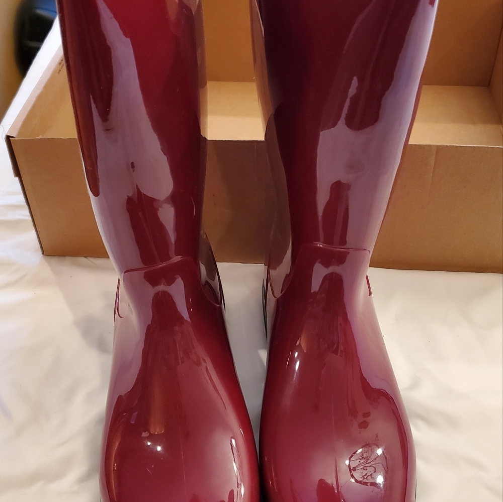 Brand new/never worn UGG Boots. Size 10(US)